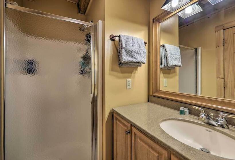 Warm & Woodsy Rothbury Escape W/ Loft & Porch