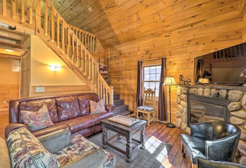 Warm & Woodsy Rothbury Escape W/ Loft & Porch