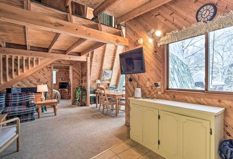 Waterfront Nelson Lake Cabin W/ Boat Dock!