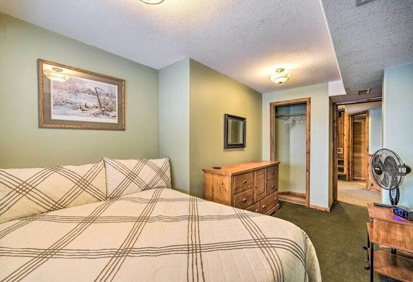 Waterfront Nelson Lake Cabin W/ Boat Dock!