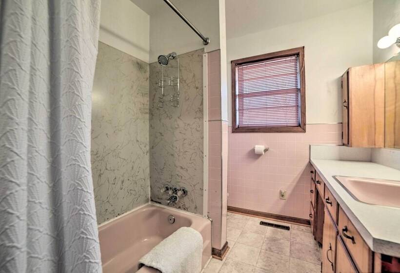 Waterfront Tennessee Home On Kentucky Lake W/ Deck