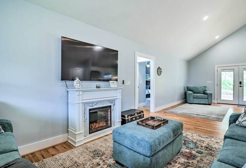 Waynesville Smart Cabin W/ Hot Tub & Views!