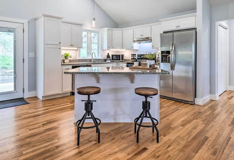 Waynesville Smart Cabin W/ Hot Tub & Views!