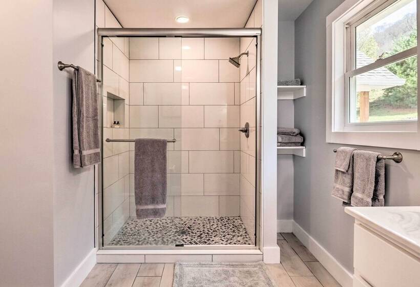 Waynesville Smart Cabin W/ Hot Tub & Views!