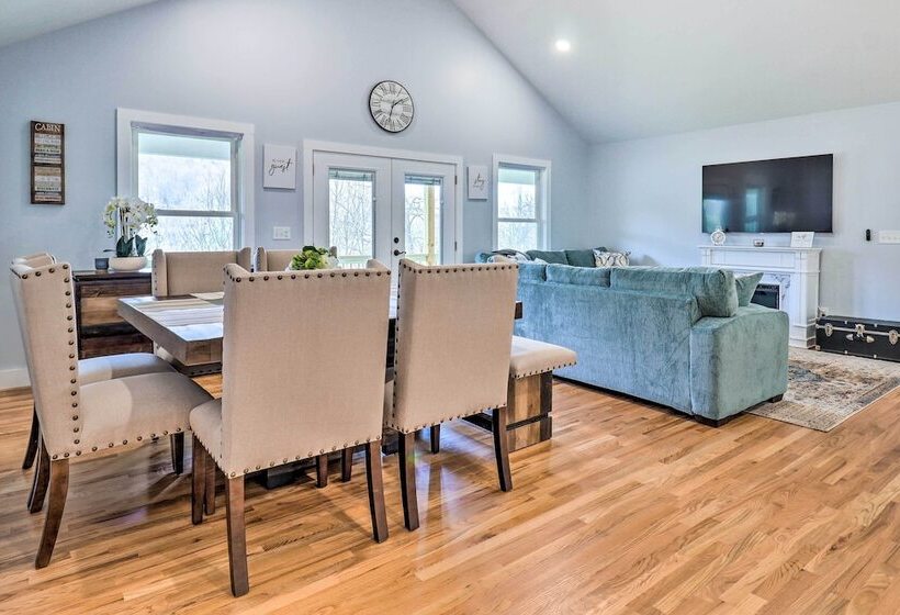Waynesville Smart Cabin W/ Hot Tub & Views!