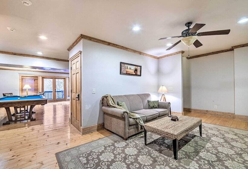 Wildflower  Luxury Cabin W/ Hot Tub & Views!