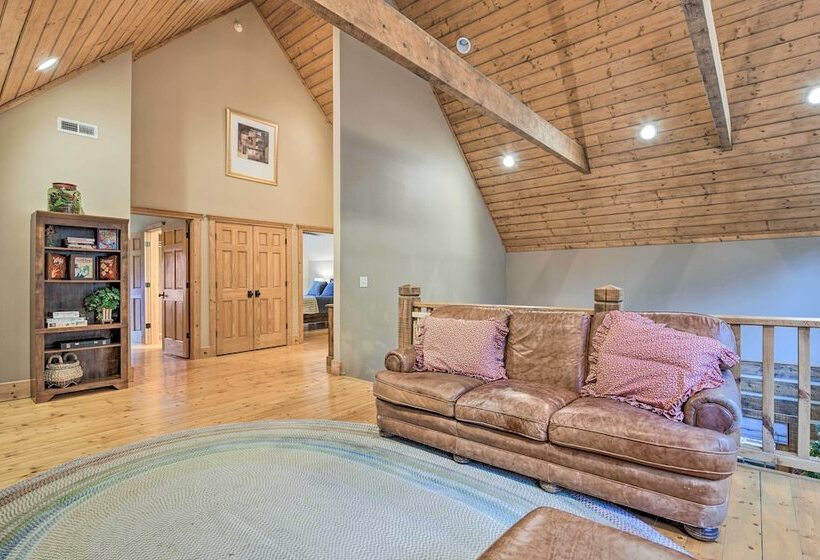 Wildflower  Luxury Cabin W/ Hot Tub & Views!