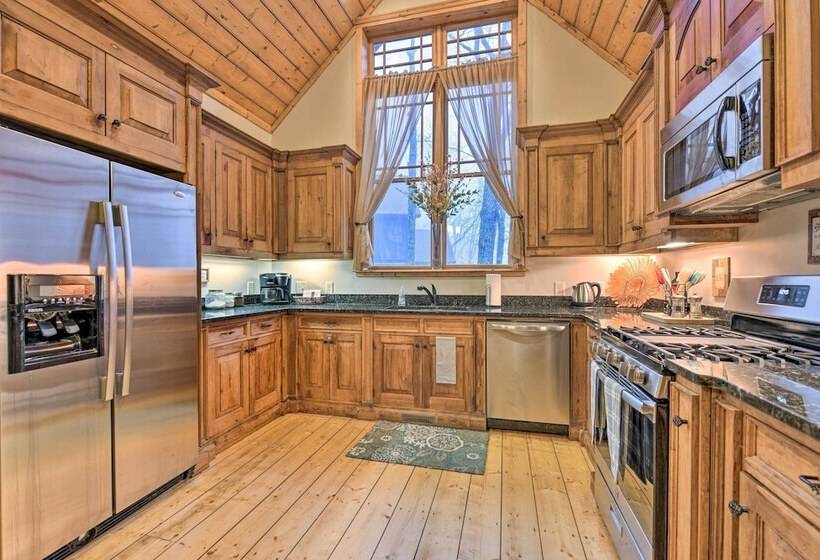 Wildflower Luxury Cabin W/ Hot Tub & Views!