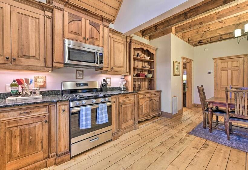 Wildflower  Luxury Cabin W/ Hot Tub & Views!