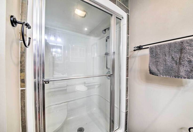 Woodsy Home W/ View, 1 Mi To Lake Shelbyville