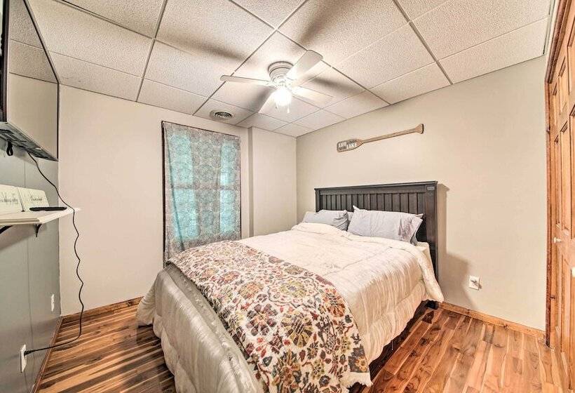 Woodsy Home W/ View, 1 Mi To Lake Shelbyville