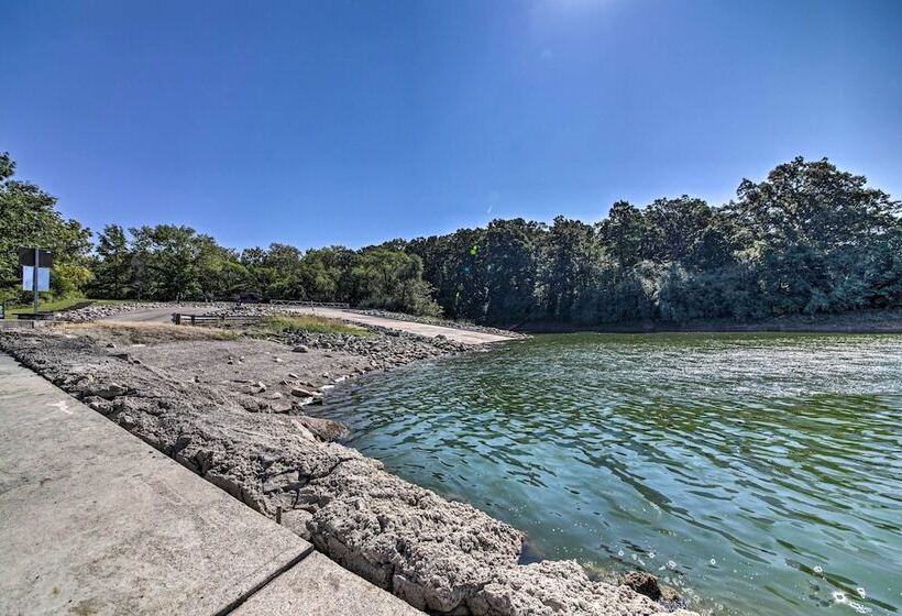 Woodsy Home W/ View, 1 Mi To Lake Shelbyville