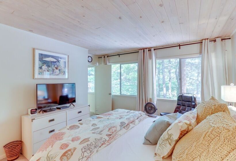 Woodsy Mountain Home Escape: Walk To Marina!