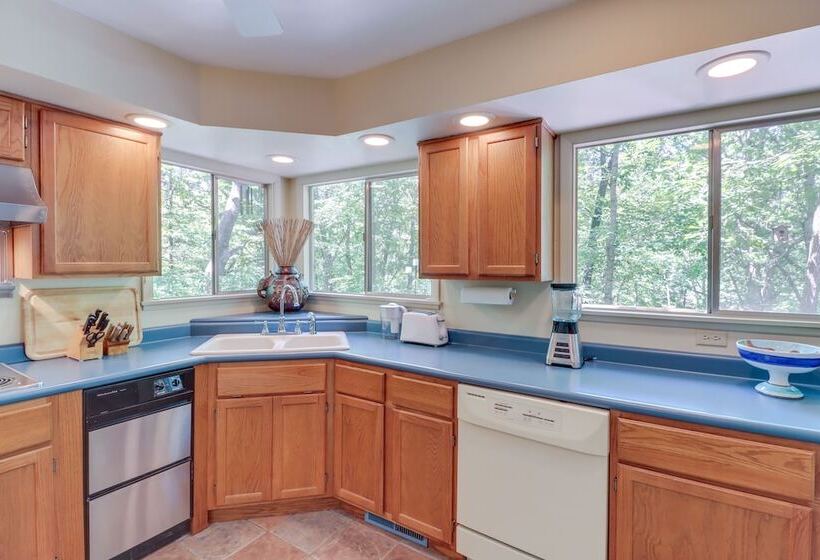 Woodsy Mountain Home Escape: Walk To Marina!