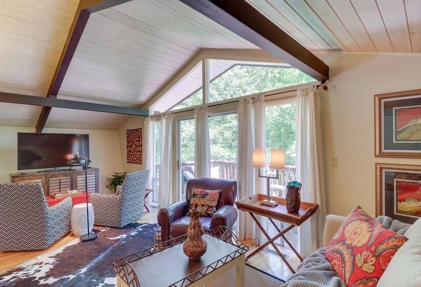 Woodsy Mountain Home Escape: Walk To Marina!