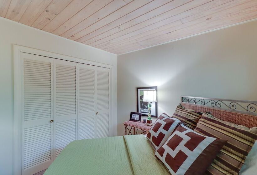 Woodsy Mountain Home Escape: Walk To Marina!