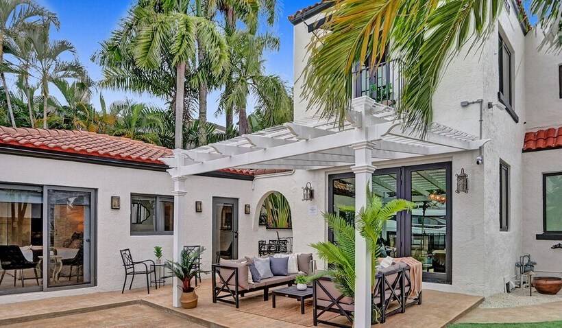 5br Charm With Heated Pool And Lakefront