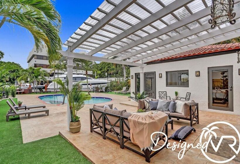 5br Charm With Heated Pool And Lakefront