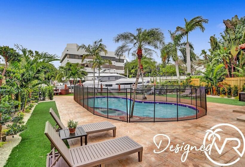 5br Charm With Heated Pool And Lakefront