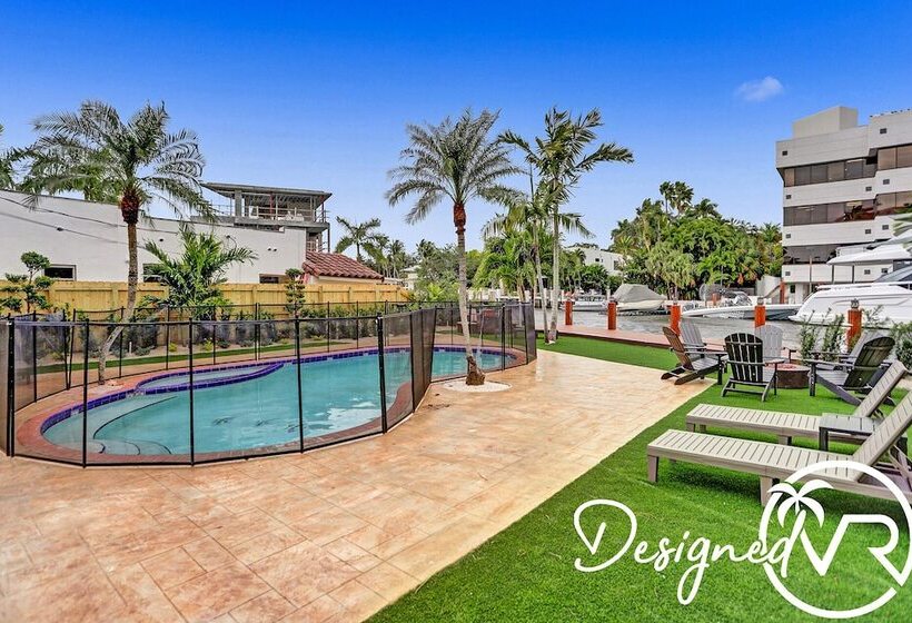 5br Charm With Heated Pool And Lakefront