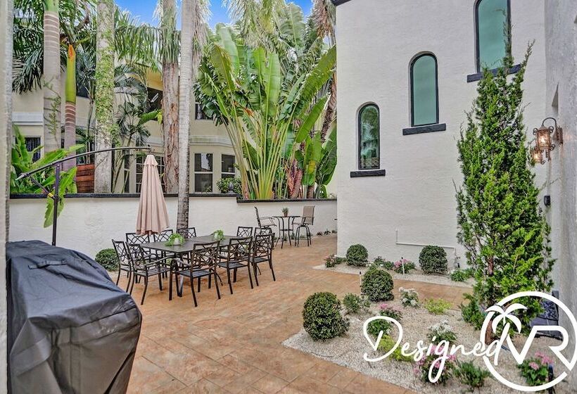 5br Charm With Heated Pool And Lakefront