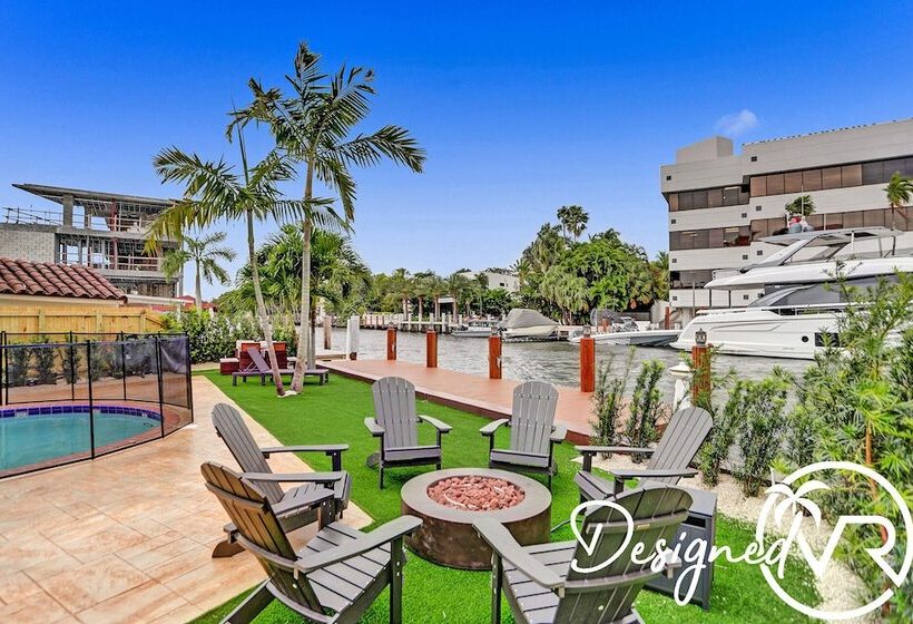 5br Charm With Heated Pool And Lakefront
