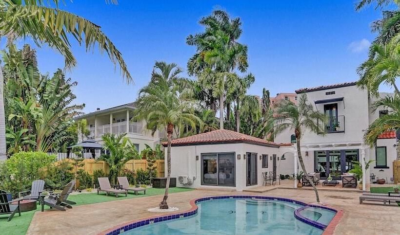 5br Charm With Heated Pool And Lakefront