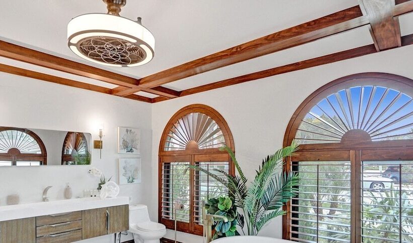 5br Charm With Heated Pool And Lakefront