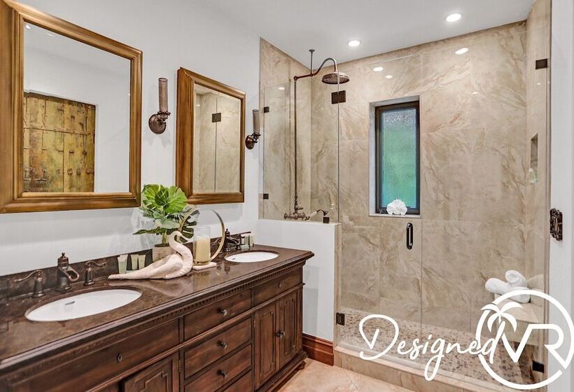 5br Charm With Heated Pool And Lakefront