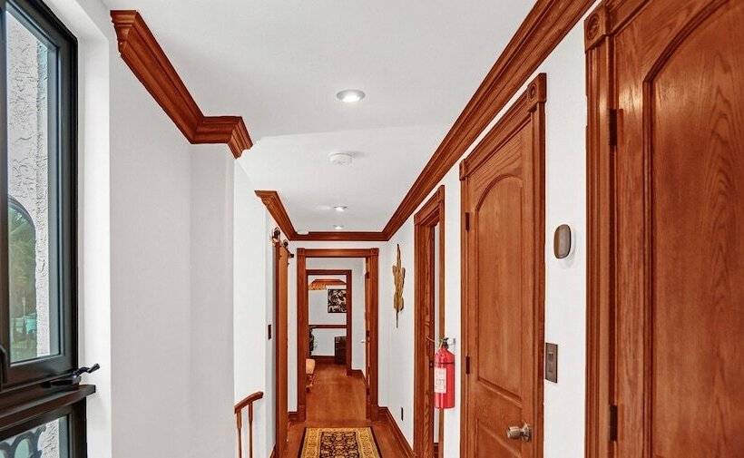 5br Charm With Heated Pool And Lakefront