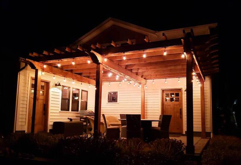 Walk To Town   Castle Rock Cottage!