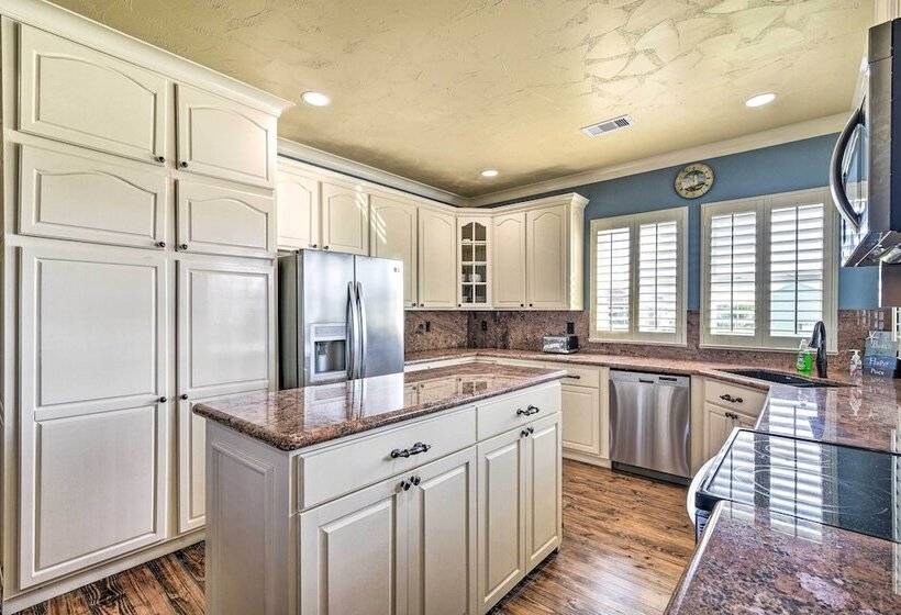 Beautiful Crystal Beach Escape W/ Large Deck!