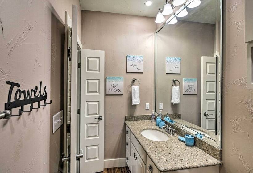 Beautiful Crystal Beach Escape W/ Large Deck!