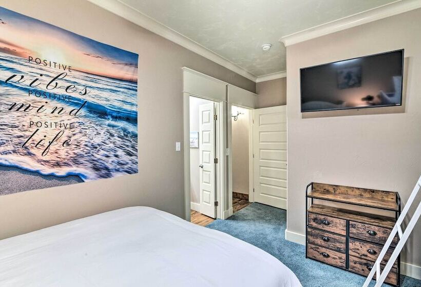 Beautiful Crystal Beach Escape W/ Large Deck!