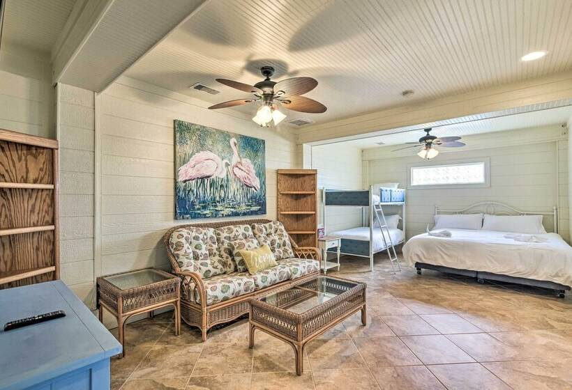 Beautiful Crystal Beach Escape W/ Large Deck!