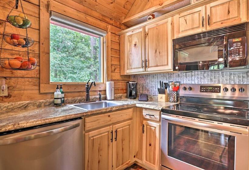 Sevierville Blue Ridge Bungalow W/ Hot Tub, Deck