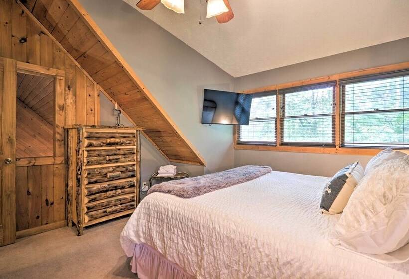 Sevierville Blue Ridge Bungalow W/ Hot Tub, Deck