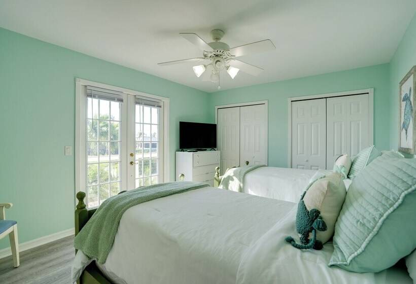 Bokeelia Island Oasis: Waterfront, Private Dock!