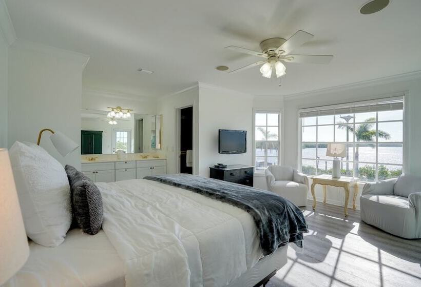 Bokeelia Island Oasis: Waterfront, Private Dock!