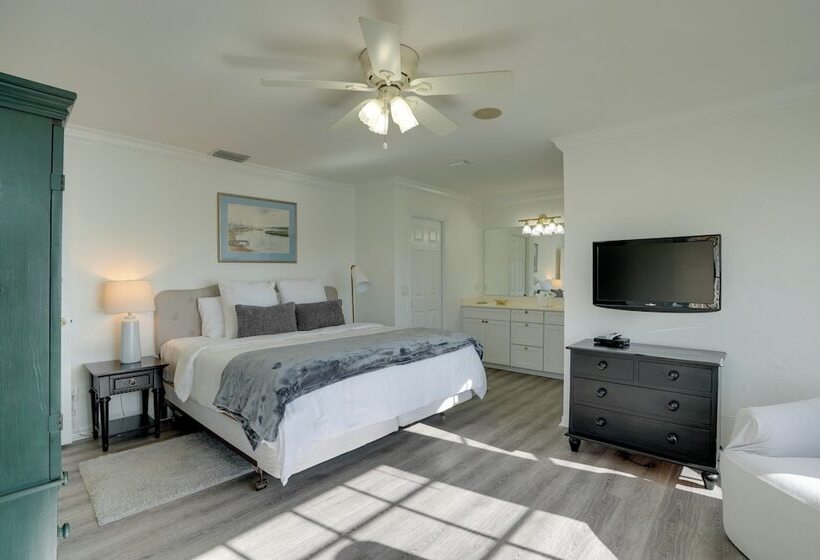 Bokeelia Island Oasis: Waterfront, Private Dock!