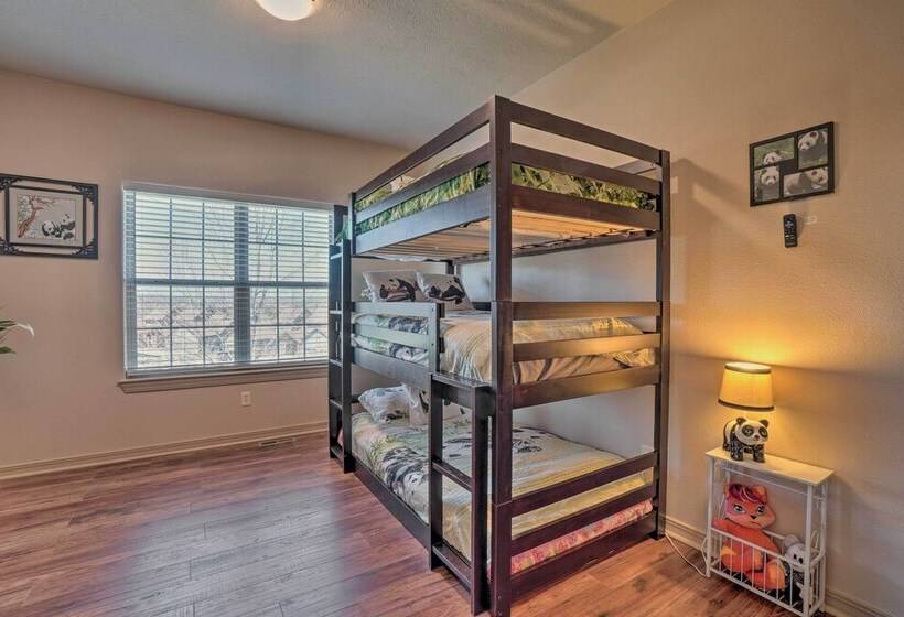 Branson Group Getaway: 2 Mi To Silver Dollar City!