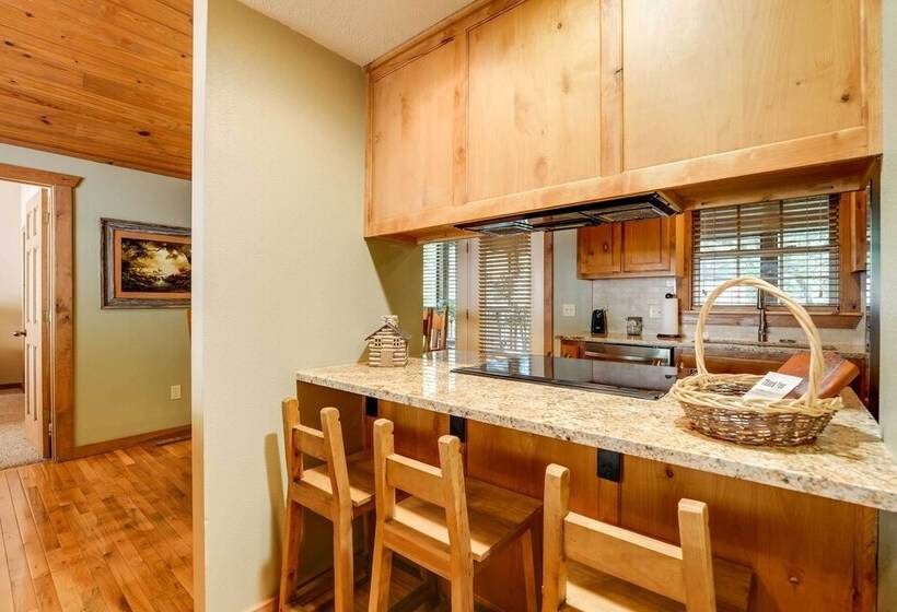 Screened Deck: Cozy Branson West Cabin!