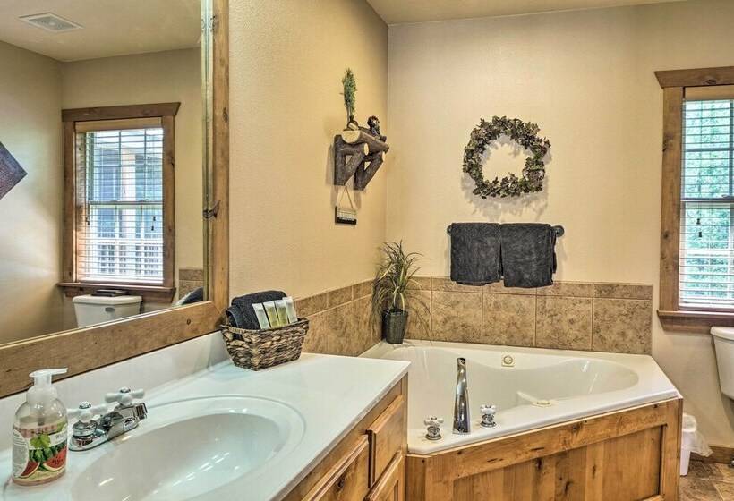 Screened Deck: Cozy Branson West Cabin!