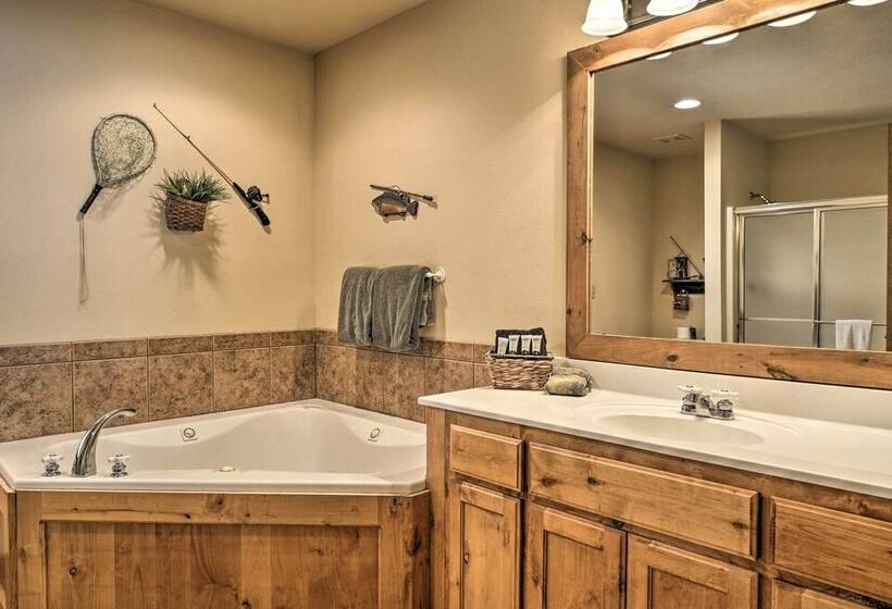 Screened Deck: Cozy Branson West Cabin!