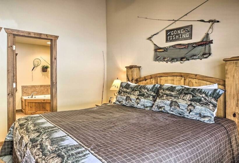 Screened Deck: Cozy Branson West Cabin!