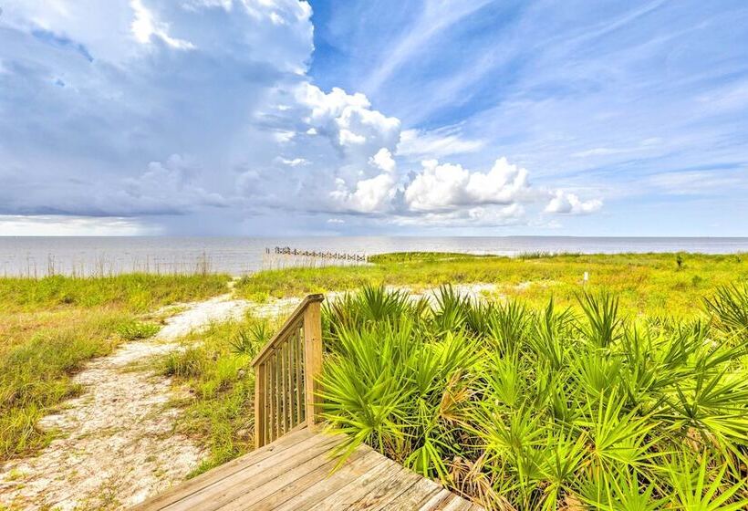 Breezy Home W/ Grills, Pool & Beach Access!