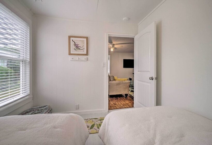 Bright Carolina Beach Cottage W/ Yard & Grill