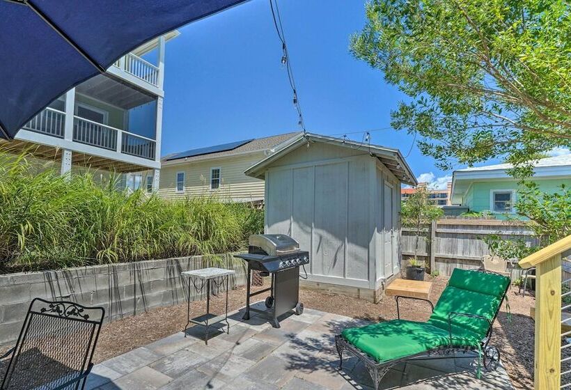 Bright Carolina Beach Cottage W/ Yard & Grill