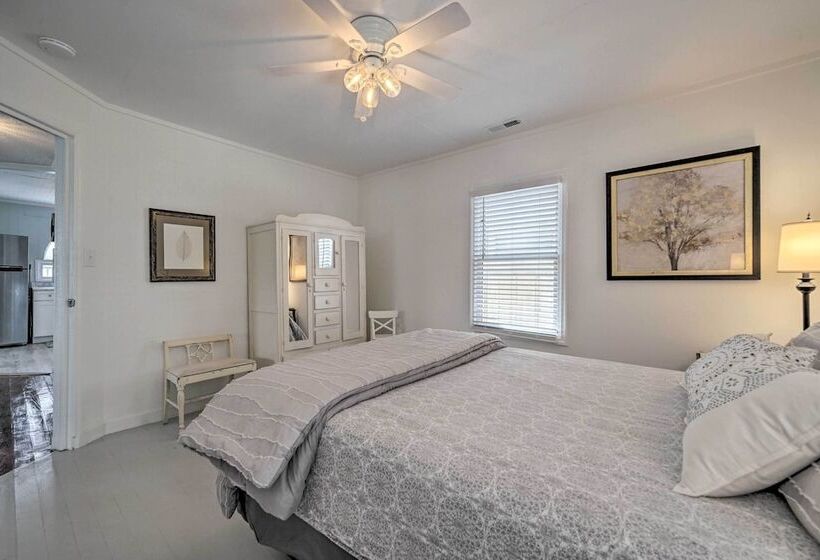 Bright Carolina Beach Cottage W/ Yard & Grill