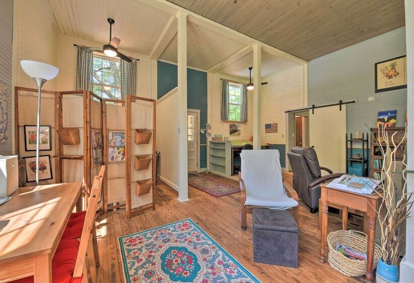 Bright Converted Schoolhouse In Chesterfield!